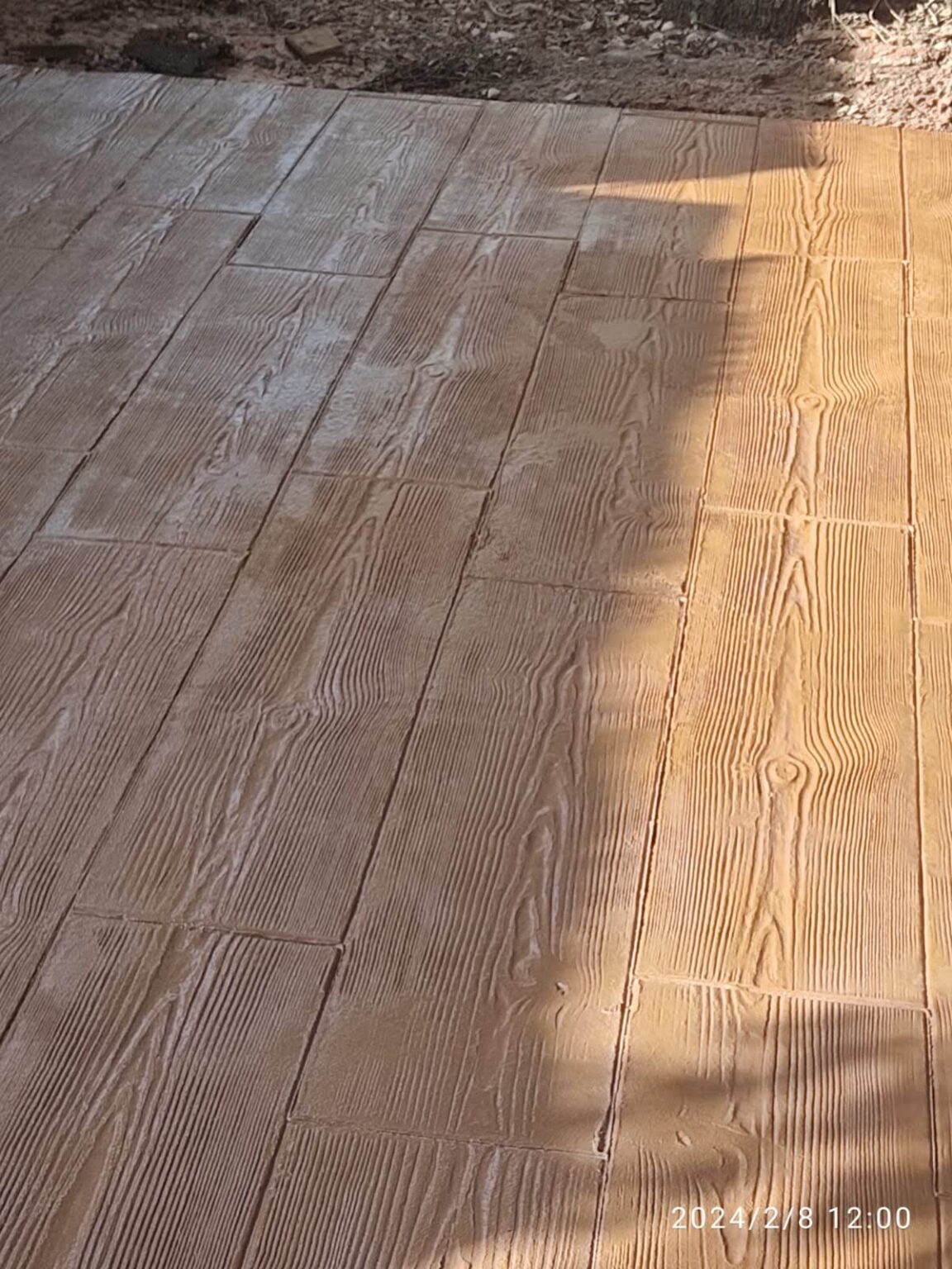 Hormigón impreso vertical para fachadas y muros decorativos en Manresa