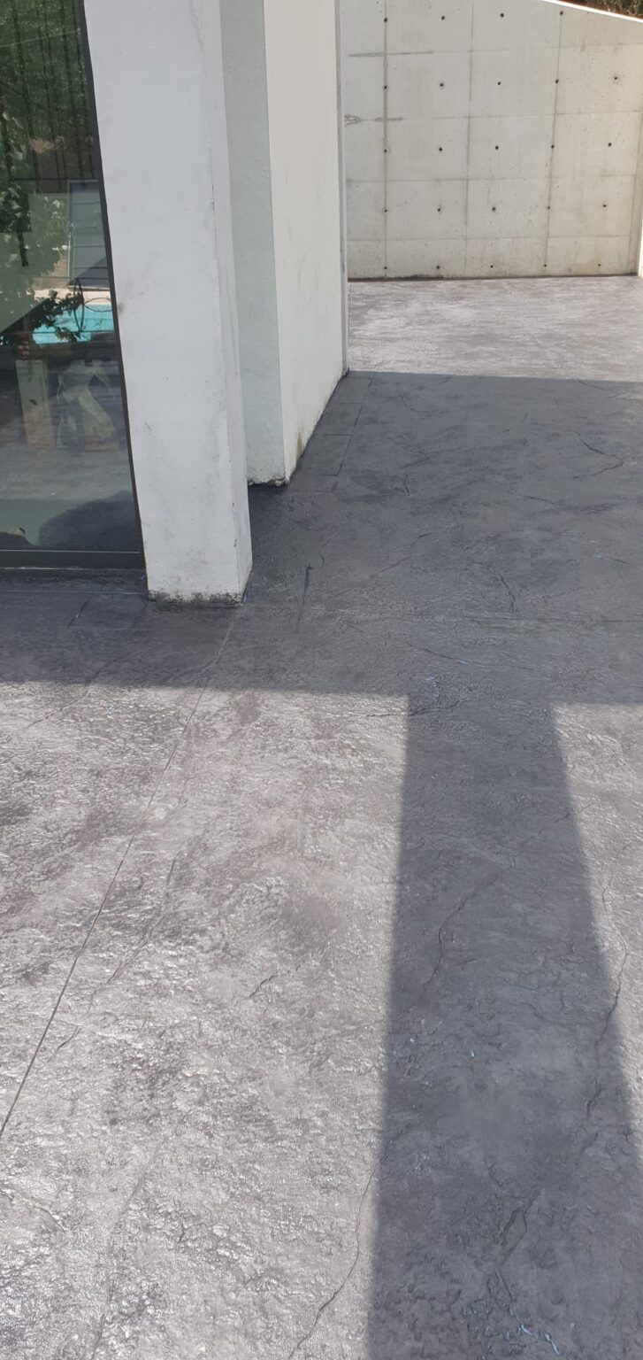 Diseño de suelos de hormigón con moldes y pigmentos de alta calidad