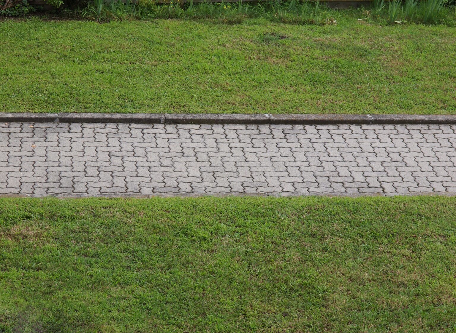 Pavimento de hormigón impreso con acabado madera en jardín particular de Manresa